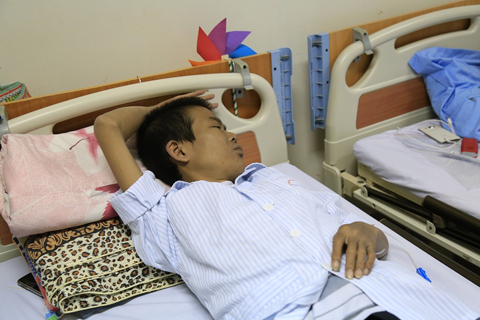 Anh Phòng bị bệnh đã lâu nhưng không có tiền đi chữa bệnh nên nay đã biến chứng làm suy tim độ 4.