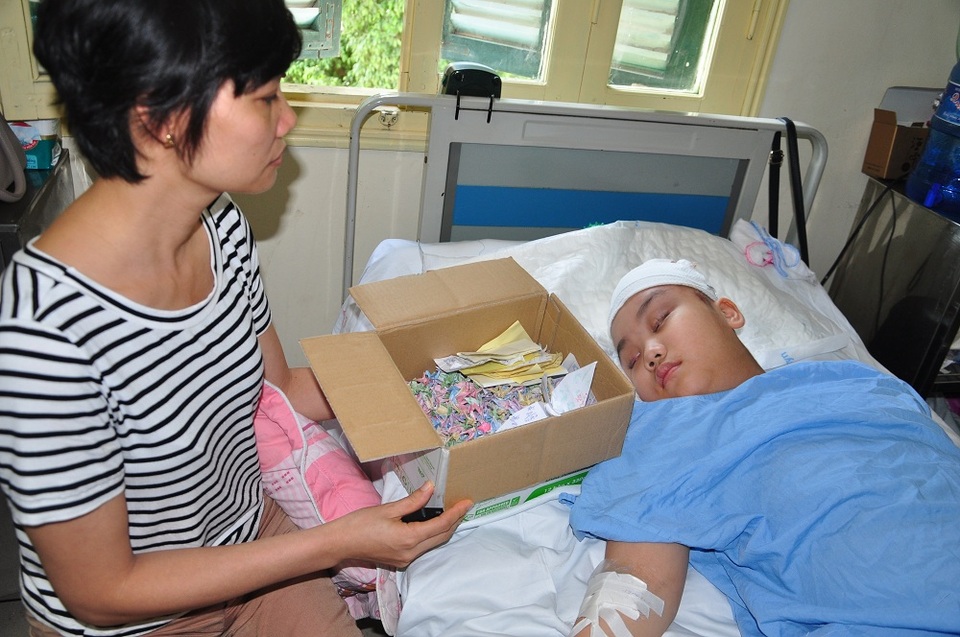 Cô giáo và các bạn trong lớp đã gấp 1000 con hạc giấy và nhiều thư để cầu mong phép màu đến với Thành.