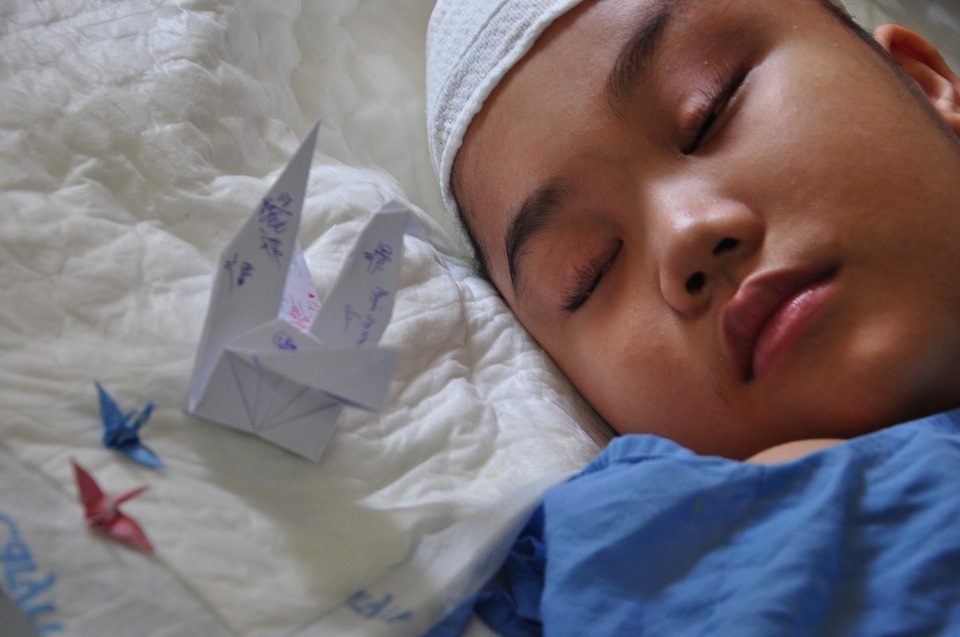 Bị khối u ác đã xâm lấn, tính mạng của cậu bé đáng thương đang rất nguy kịch.