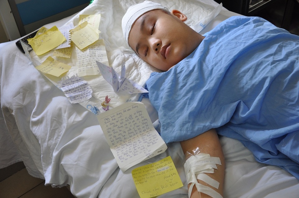 Bất ngờ phát hiện khối u não khiến cậu bé Thành rơi vào tình cảnh nguy kịch.