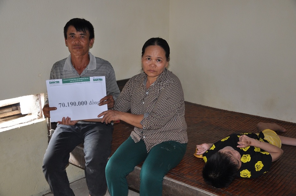 Anh chị nhận quà của bạn đọc Dân trí.