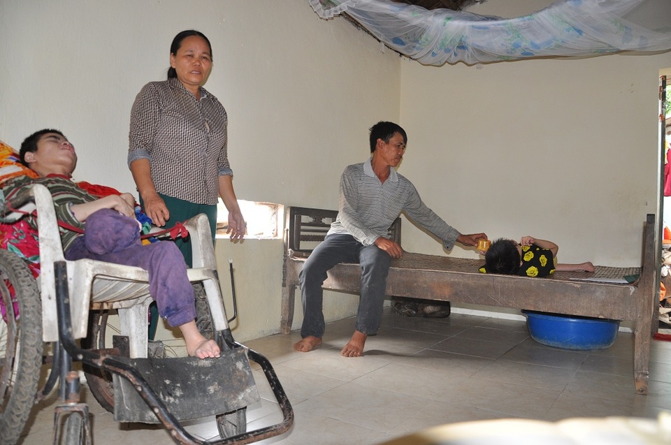 Căn phòng đã được lát đá sạch sẽ, không còn mùi khai bốc lên nồng nặc như trước.