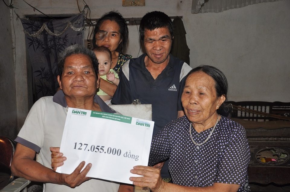 Số tiền gia đình ông Thịnh được nhận nhờ những tấm lòng thơm thảo của các nhà hảo tâm khắp mọi miền tổ quốc gửi về.