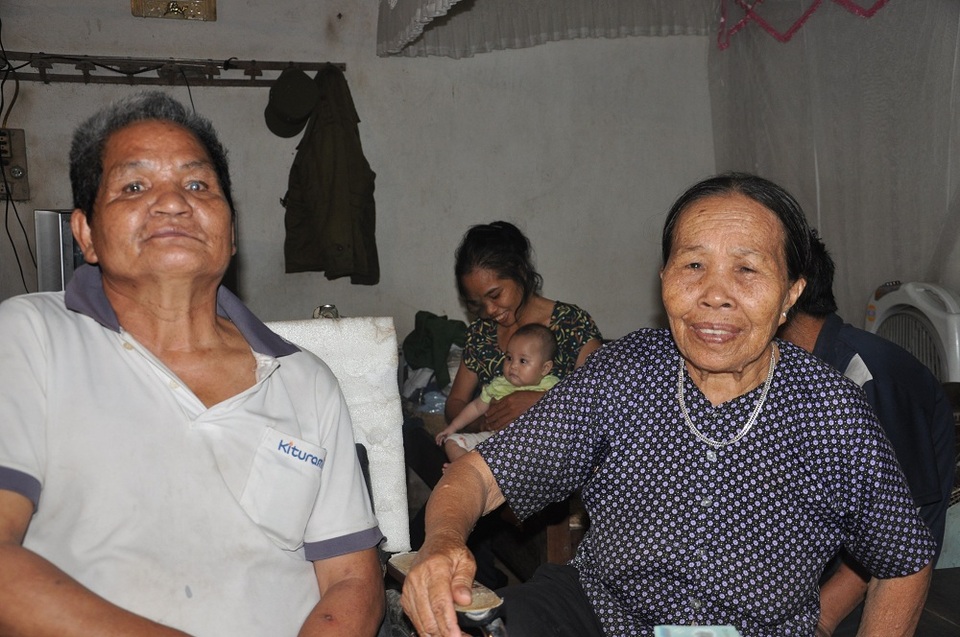 Gia đình ông Thịnh trong niềm vui ngày nhận quà của bạn đọc Dân trí.