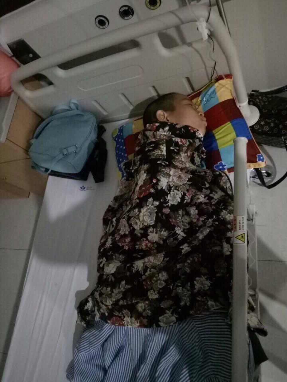Lời kêu cứu của cậu bé lang thang nằm góc chợ - 4 Cháu được phát hiện có khối áp xe lớn cỡ 10cm và phải mổ gấp để cứu tính mang.