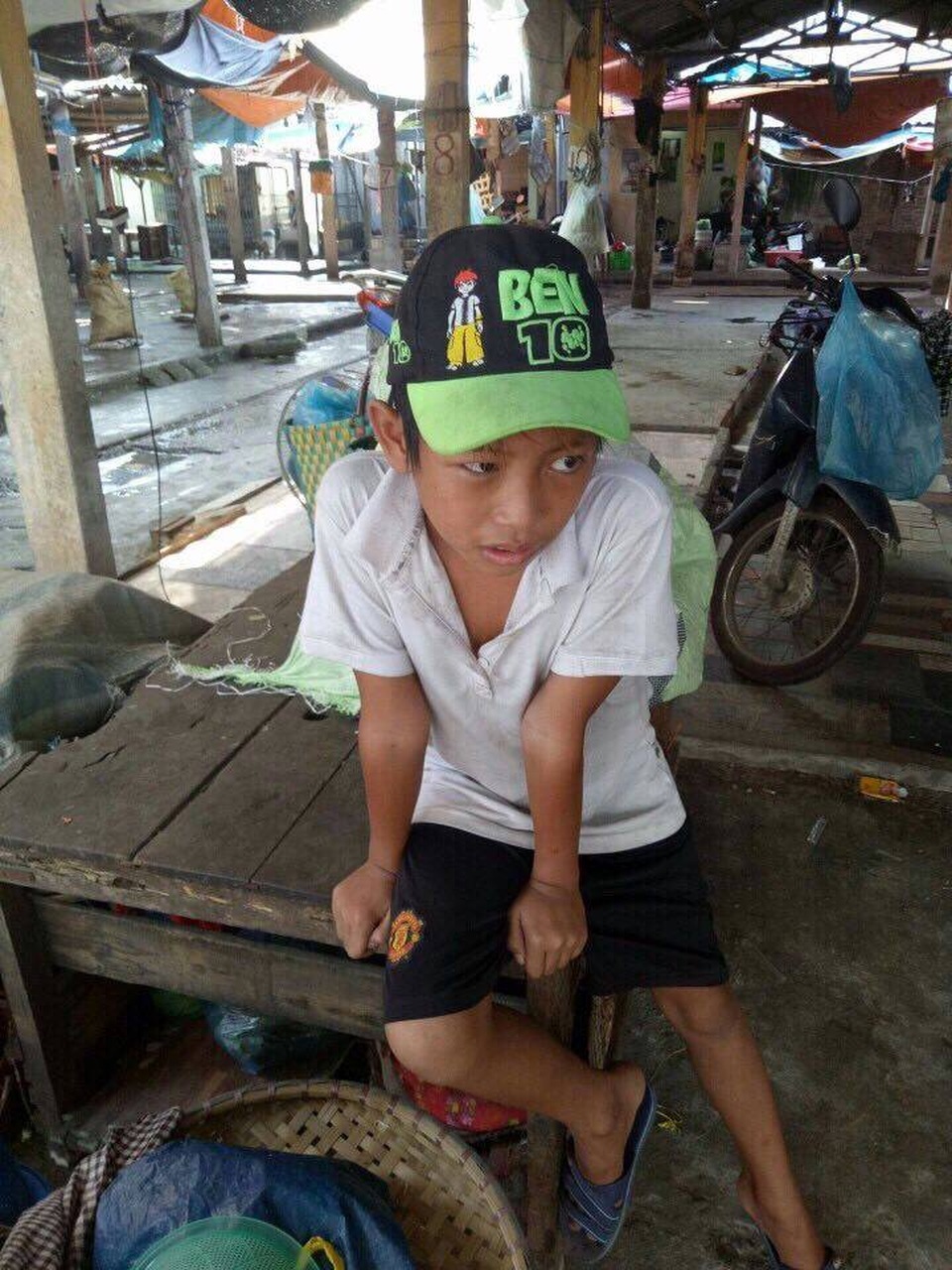 Lời kêu cứu của cậu bé lang thang nằm góc chợ - 2 Em bị đau ở hạ vùng sườn phải và đã được chị Hà cùng các bạn cho đến viện.