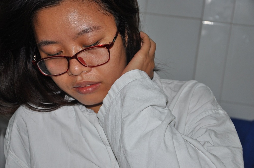 Tuy vậy nhưng vì thương mẹ phải lo lắng nên em luôn cố tỏ ra mình không sao cả.