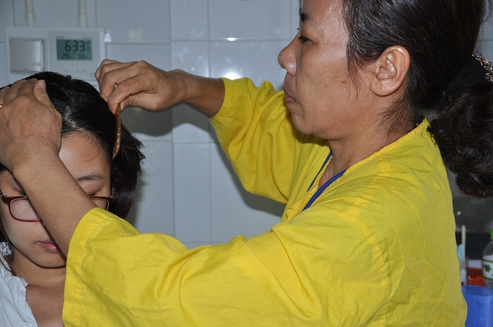 Nghe tin con bị tai nạn, cô phải bỏ mẹ không đưa tiễn mẹ ra ngoài đồng để chạy đưa con đi cấp cứu.