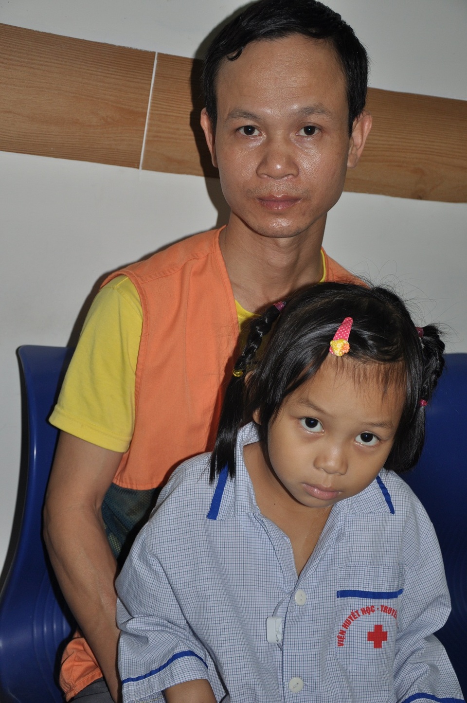 Hai bố con chờ đợi 2 phép màu để có thể cứu sống bé Hoàng Minh.