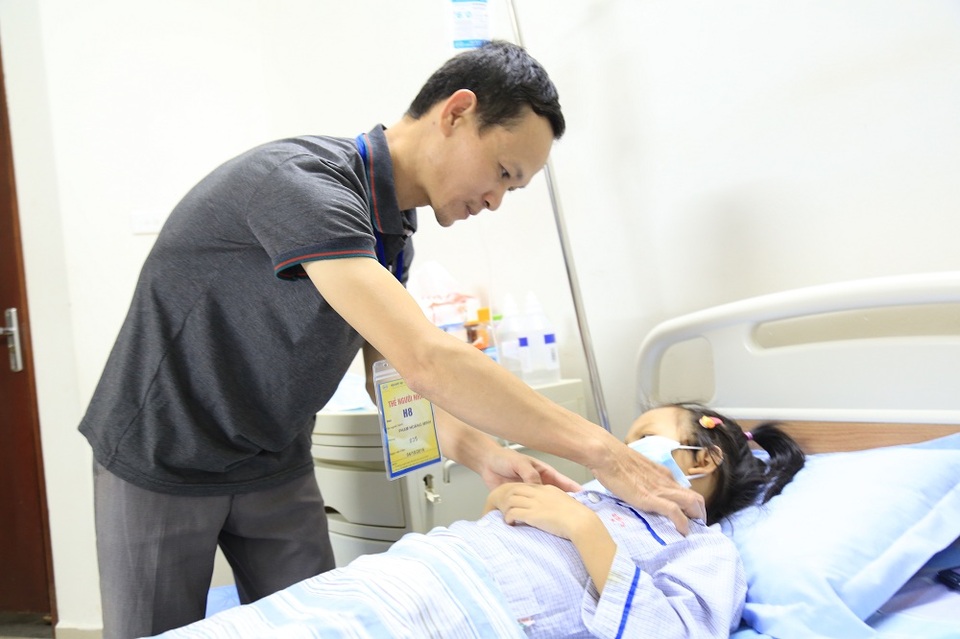 Anh Trung vốn là nhân viên bán xăng nhưng phải nghỉ để lên viện chăm con. Vợ là giáo viên mầm non với đồng lương ít ỏi.