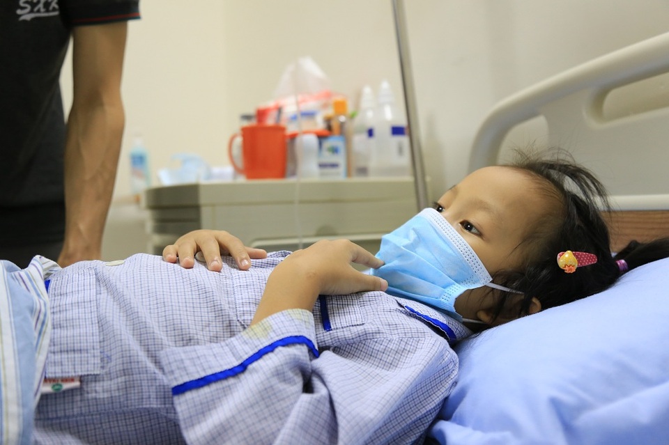 Nhưng hi vọng được cứu sống của em gần như bằng 0 bởi bố mẹ không vay ai được tiền.