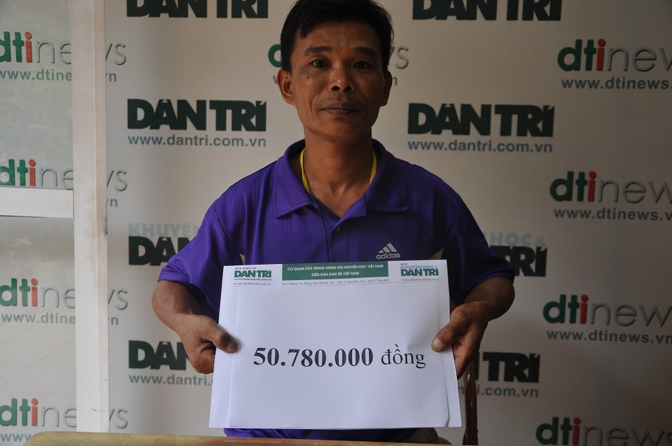 Trước khi nhận 50.780.000 đồng, gia đình anh Thuận đã nhận được hơn 300 triệu đồng của bạn đọc Dân trí ủng hộ qua quỹ Nhân Ái.
