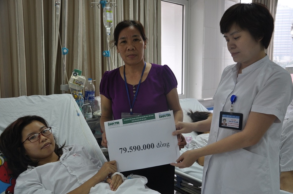 Bác sĩ Trần Thị Vân Anh - Điều dưỡng trưởng khoa phẫu thuật răng hàm mặt tạo hình và thẩm mỹ trao quà đến em Ngọc.