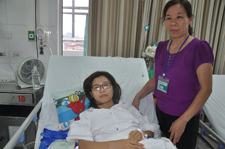 Hai mẹ con xúc động trước tấm lòng của mọi người đã dành cho.