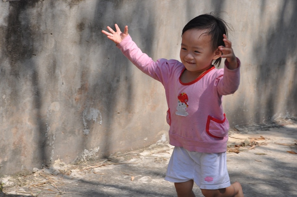 Cô bé vẫn chờ đợi 1 phép màu đến với mình để có thể nghe, nói được như các bạn khác.