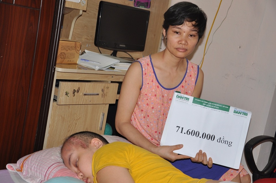 Chị Hậu nhận quà bạn đọc Dân trí.