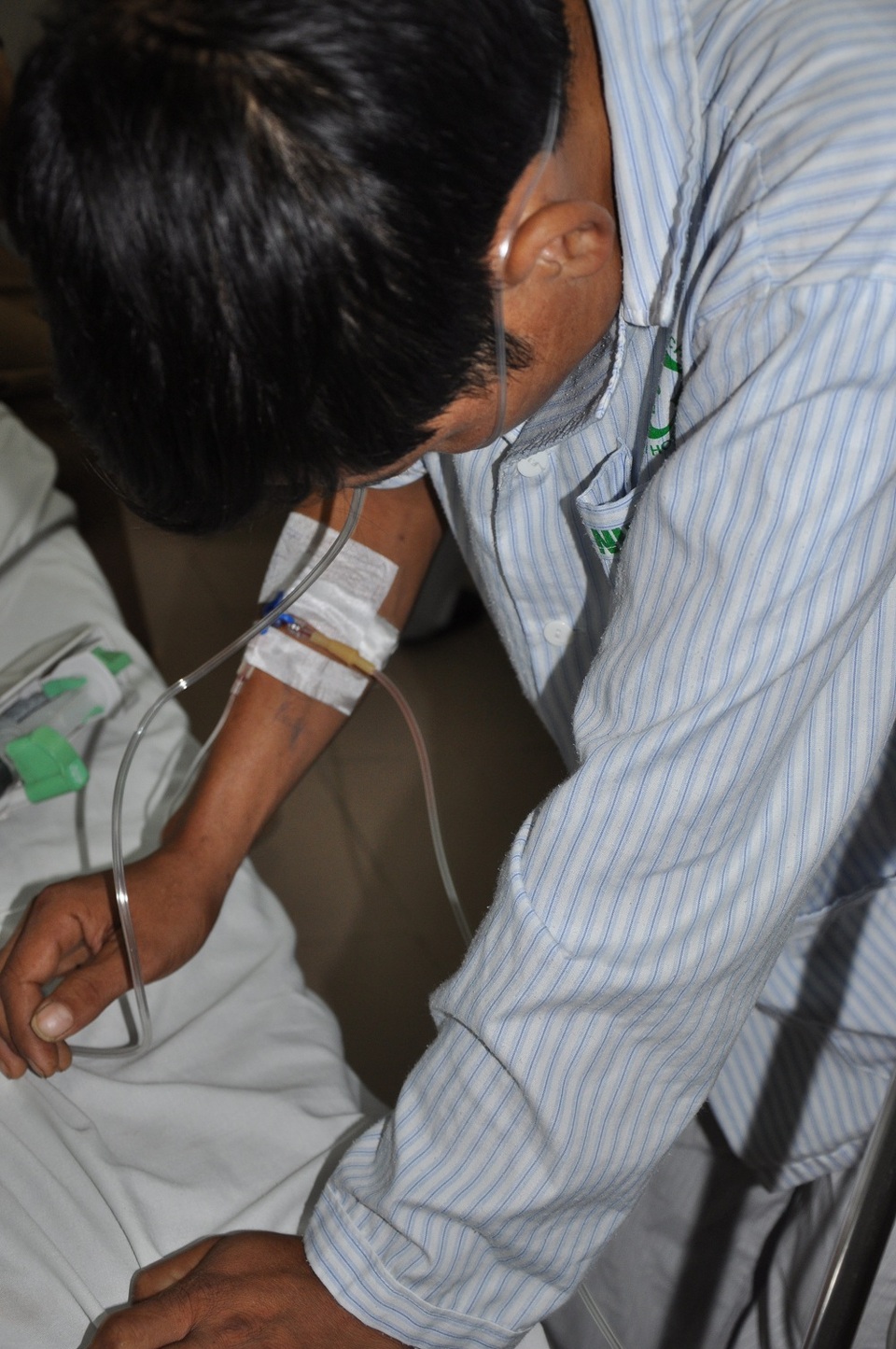 Bệnh của anh đã ở giai đoạn nặng quá rồi khi ca 2 van cùng bị hỏng, sùi hết nên chỉ còn cách phẫu thuât thì sẽ được cứu sống.