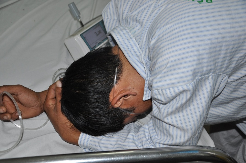 
Anh Hưng đến viện cấp cứu trong tình trạng sốt, hẹp, hở cả 2 van động mạch chủ.
