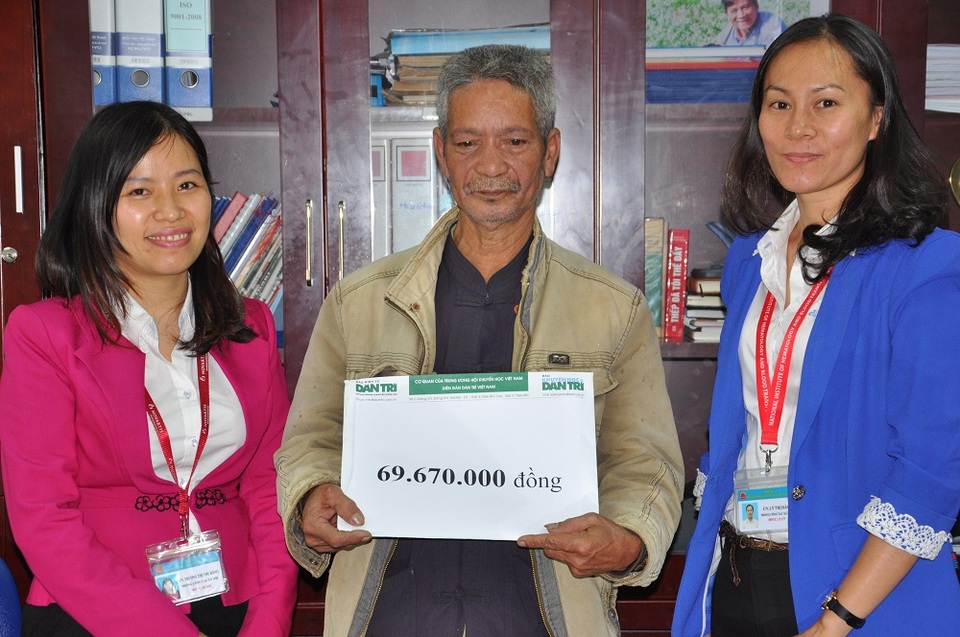 Bác Dung nhận món quà bạn đọc Dân trí tại phòng CTXH của Viện huyết học truyền máu TW.