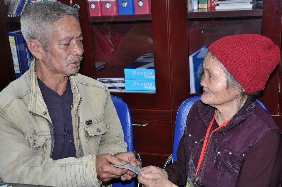 Bác chia sẻ số tiền của mình cho 2 bệnh nhân ở khoa Hemophilya.