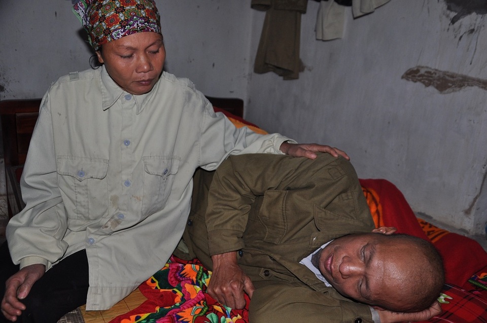 Bản thân chị Tài không thể xoay sở được tiền cho chồng chữa trị.