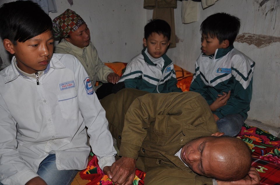 Từ ngày bố bị ung thư nhưng không có tiền đi viện chữa, 3 cậu con trai thường dành hết thời gian của mình bên cạnh bố.