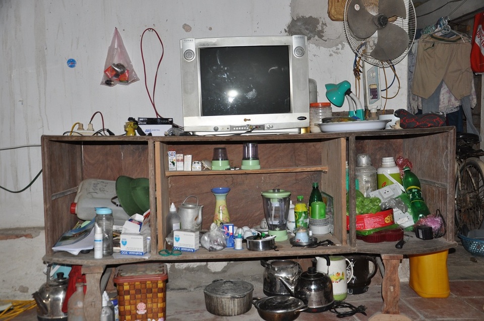 Ngôi nhà với những đồ đạc trong nhà chị Tài.
