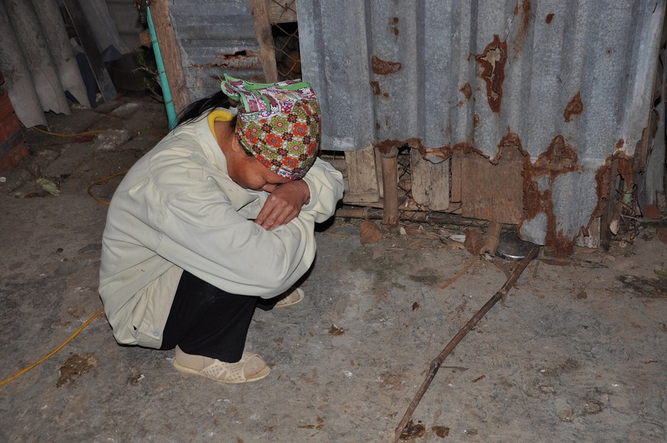 Không chịu đựng được khi nhìn các con khóc gọi bố, chị Tài ra bên ngoài ngồi khóc 1 mình.