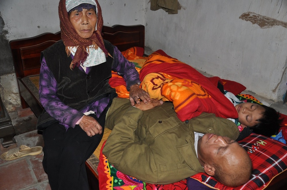 Thương con nhưng bà cũng bất lực.