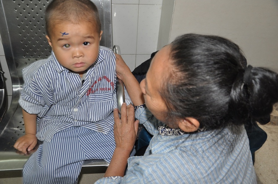 Mẹ của em bị bệnh thường bỏ đi, bố vừa chết cách đây 1 tuần.