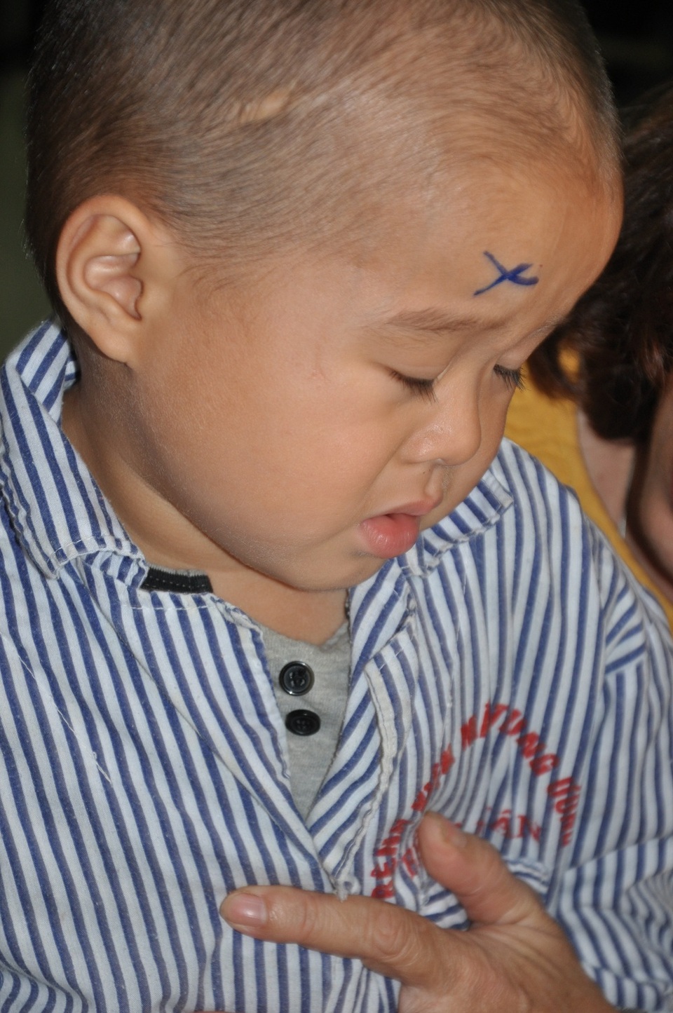 Tương lai phía trước mịt mờ đối với cậu bé Lanh vì sau ca mổ em phải sang viện Nhi TW xạ trị.