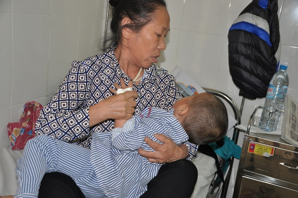 Không có những đấng sinh thành bên cạnh, lại bị bệnh tật bủa vây, cậu bé Lanh tội nghiệp đáng thương không biết bấu víu vào ai.