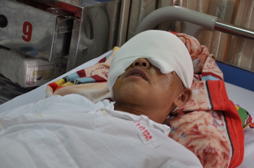 Ở nhà còn vợ và 3 con nhỏ đang thiếu ăn nên không thể có tiền cho anh chữa trị.