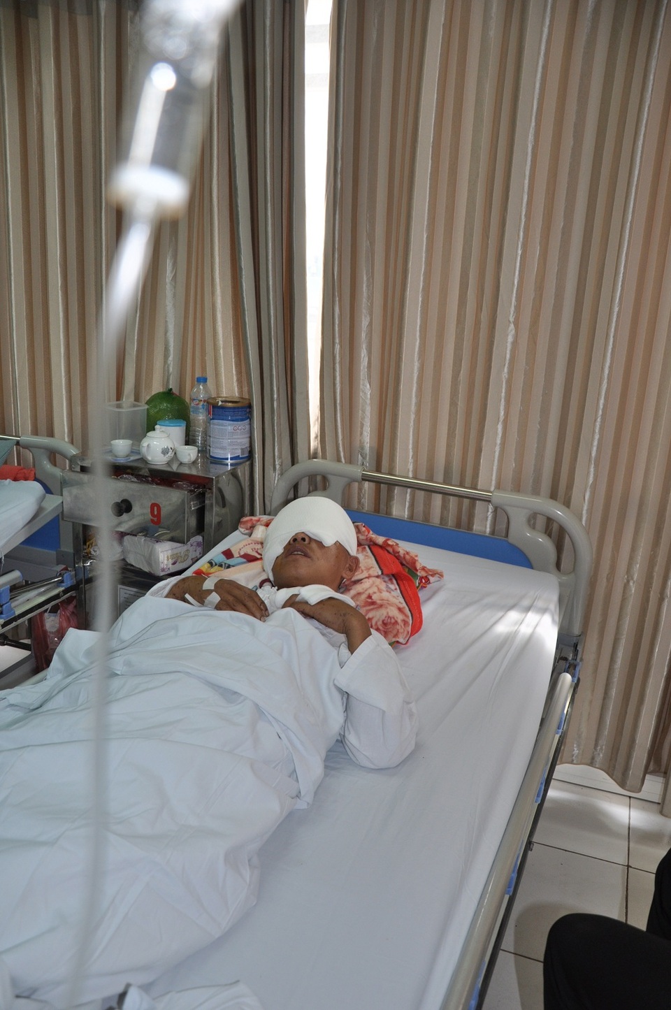 Anh bị gấu lấy đi 2 mắt và 2 ngón tay.