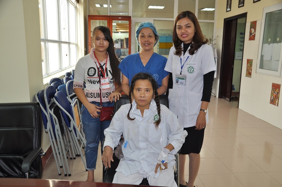 Chị Hòa chụp ảnh kỉ niệm với cán bộ phòng CTXH bệnh viện và cán bộ khoa phòng.