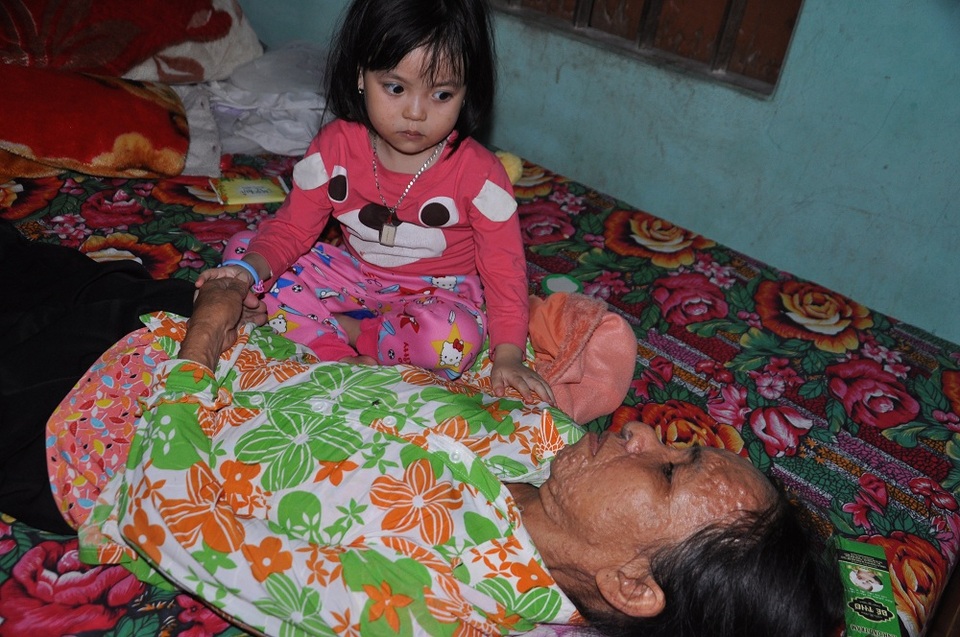 Hoàn cảnh đã bi đát, chị còn đang phải gánh đứa cháu ngoại 3 tuổi.