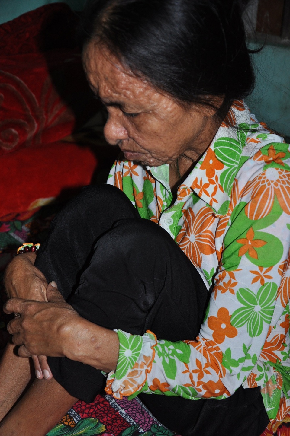 Bản thân chị thì cầu xin mọi người giúp đỡ con trai.