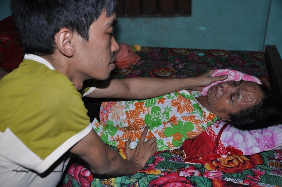 Nhưng giờ thì em chẳng còn nghĩ đến mạng sống của mình nữa vì mẹ vừa phát hiện ung thư dạ dày di căn.