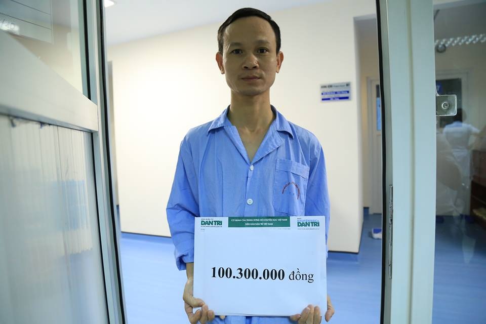 Nhờ tấm lòng bạn đọc Dân trí, bé Hoàng Minh đã được ghép tủy - 2 Qua quỹ Nhân Ái của báo điện tử Dân trí, anh Trung nhận hơn 100 triệu đồng.