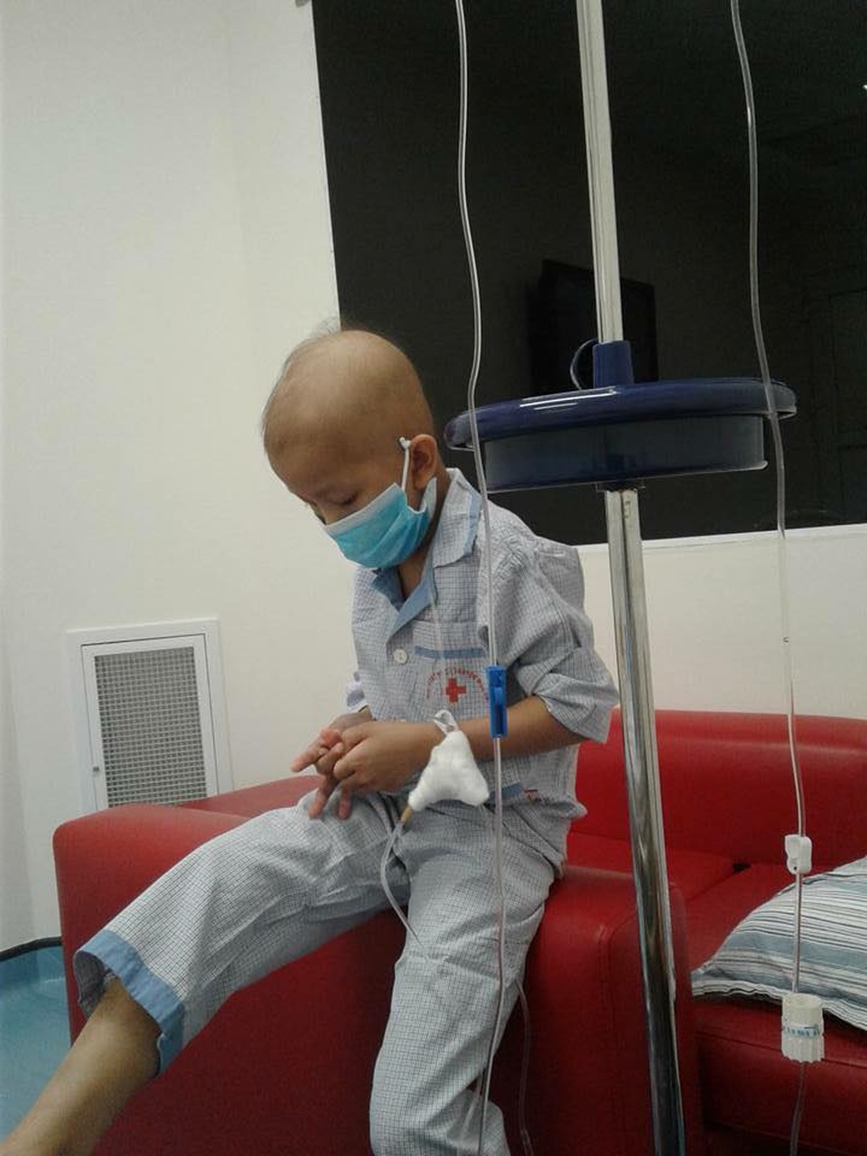 Nhờ tấm lòng bạn đọc Dân trí, bé Hoàng Minh đã được ghép tủy - 4 Số tiền hơn 400 triệu đồng đủ để Hoàng Minh tiến hành ca ghép tủy tại Viện huyết học truyền máu TW.
