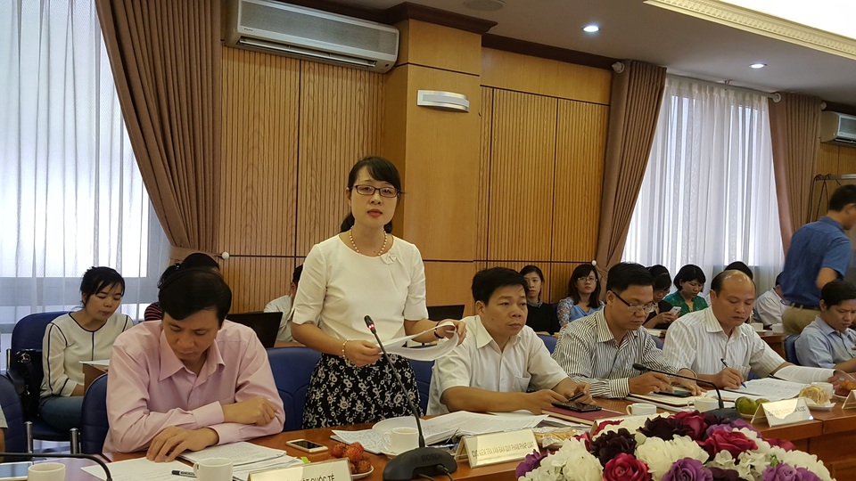 Bộ Tài chính bị “tuýt còi” vì ban hành văn bản vượt quá thẩm quyền - 1 Bà Nguyễn Thị Thu Hòe - Phó cục trưởng Cục Kiểm tra văn bản quy phạm pháp luật trả lời tại cuộc họp báo thường kỳ Bộ Tư pháp (Ảnh: T.K)