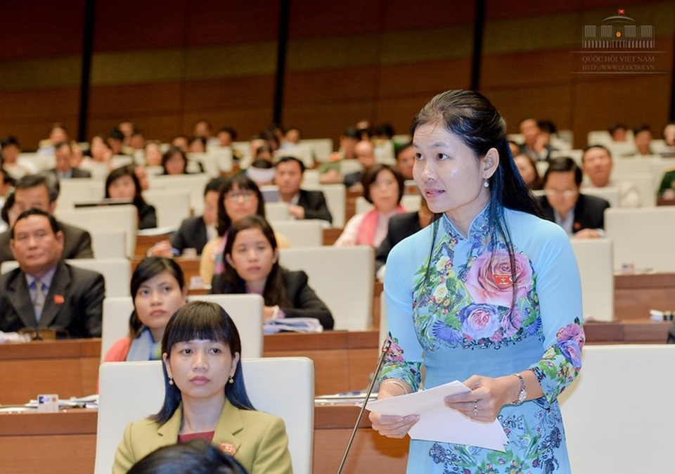 “Xây dựng cơ chế giám sát để cán bộ không dám tham nhũng” - 2 Đại biểu Quốc hội Tôn Ngọc Hạnh phát biểu tại hội trường ngày 2/11 (Ảnh: Quochoi.vn)