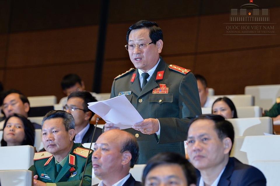 Bộ trưởng Công an: Sẽ rà soát lại quy định về nổ súng - 2 Giám đốc Công an tỉnh Nghệ An Nguyễn Hữu Cầu phát biểu tại hội trường Quốc hội chiều 7/11 (Ảnh: Quochoi.vn)