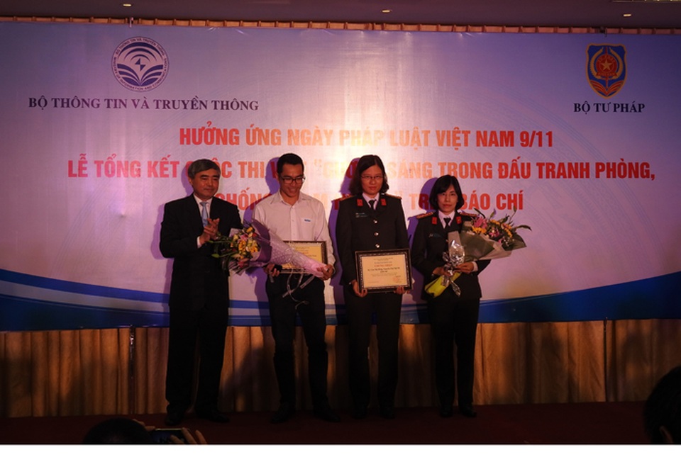 Thứ trưởng Bộ Thông tin và Truyền thông Nguyễn Minh Hồng trao giải cho một số phóng viên các cơ quan báo chí (Ảnh: H.C)