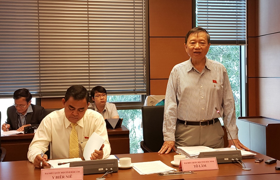 “Uống 1 cốc nước dừa vừa bị tính tiền nước vừa tính tiền ghế ngồi” - 1 Thượng tượng Tô Lâm - Bộ trưởng Bộ Công an phát biểu tại buổi thảo luận sáng 8/11 (Ảnh: Thế Kha)