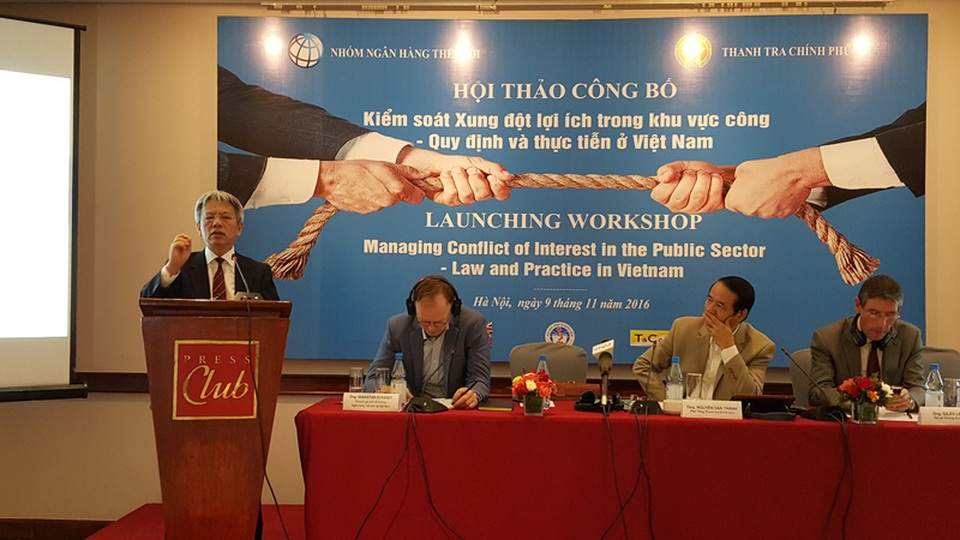 Tiến sĩ Nguyễn Sĩ Dũng - nguyên Phó chủ nhiệm Văn phòng Quốc hội phát biểu tại hội thảo (Ảnh: Thế Kha)