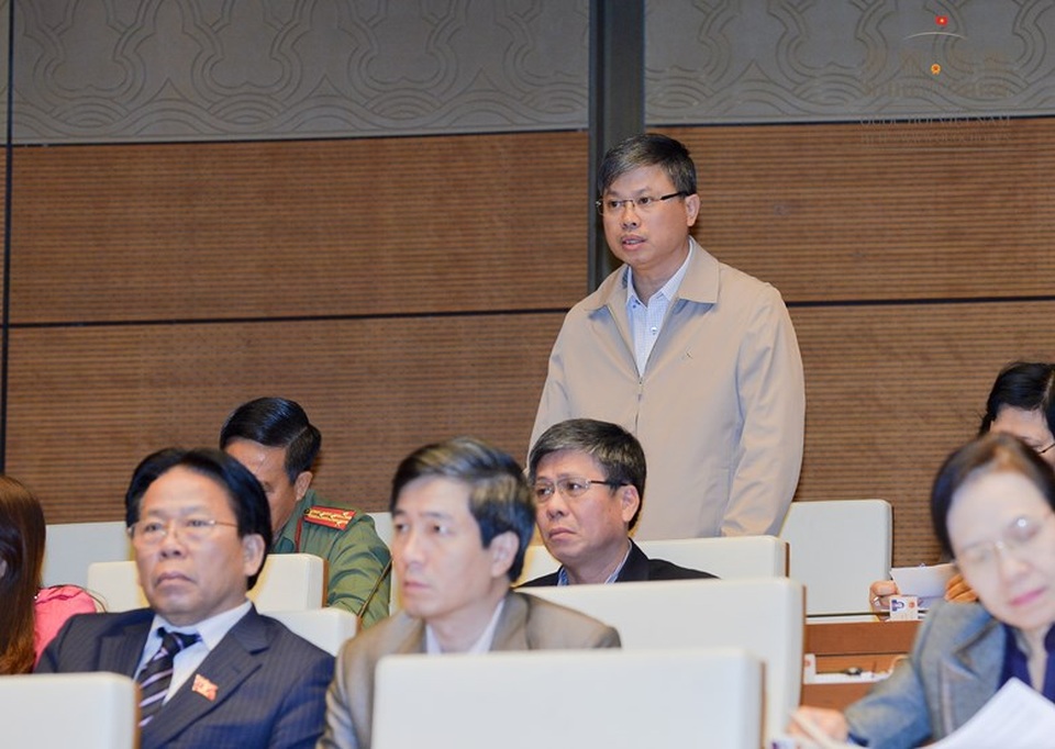 "Nạn nhân bị bạo hành lo chạy còn không xong, lấy đâu ra chứng cứ?" - 2
Đại biểu Nguyễn Sỹ Cương - Phó Chủ nhiệm Ủy ban Đối ngoại của Quốc hội (người đứng) khẳng định nhu cầu về trợ giúp pháp lý cho nạn nhân bị bạo hành gia đình là rất lớn. (Ảnh: Quochoi.vn)