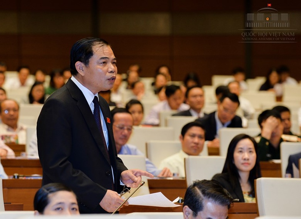 Bộ trưởng Bộ Nông nghiệp và Phát triển nông thôn Nguyễn Xuân Cường trao đổi lại với đại biểu Quốc hội về dự thảo Luật Thủy lợi (Ảnh: Quochoi.vn)