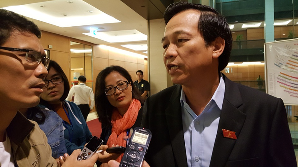 Bộ trưởng Đào Ngọc Dung trao đổi với báo giới bên hành lang Quốc hội sáng 14/11 (Ảnh: Thế Kha)