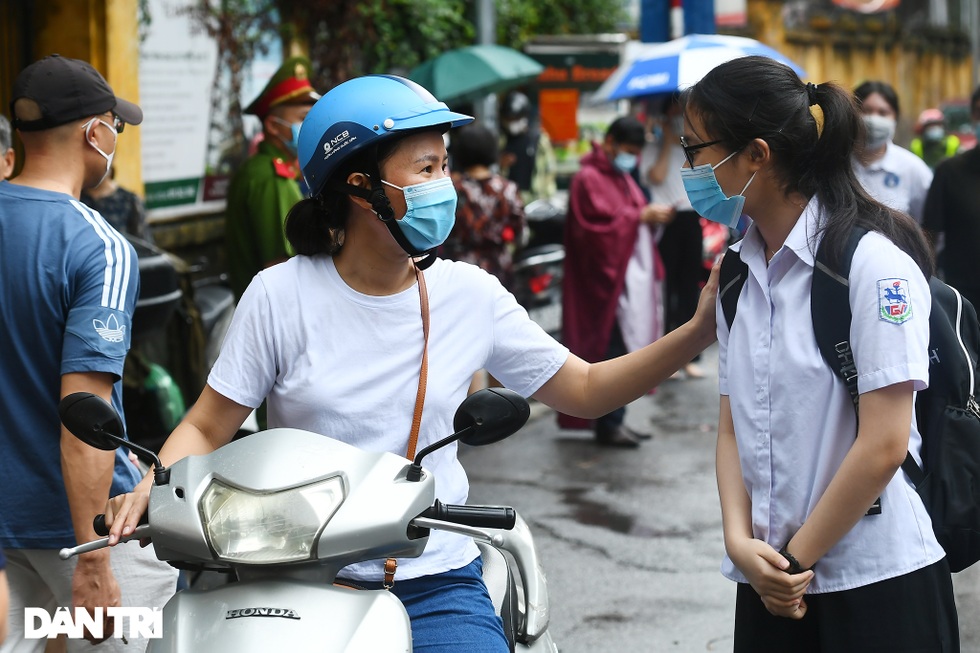 Điểm nhấn kỳ thi lớp 10 Hà Nội: Sĩ tử đội mưa và những cái ôm xúc động - 18